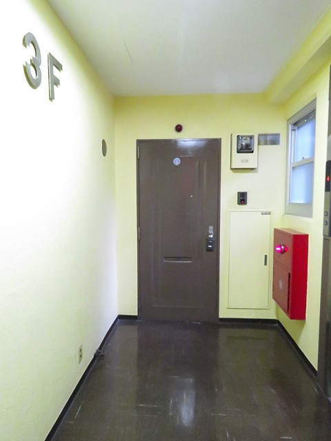 三軒茶屋サンハイツ　玄関前