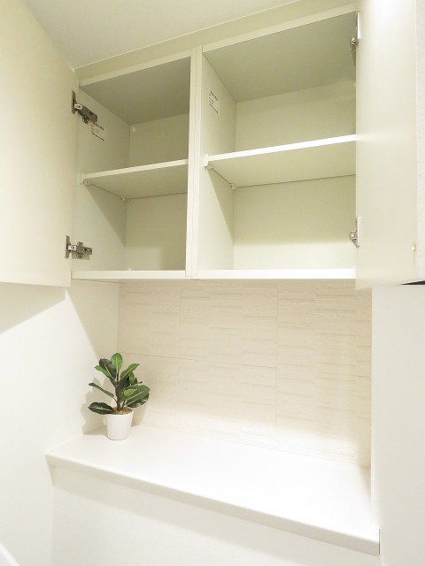 クレッセント麻布Ⅱ　カウンターと吊戸棚