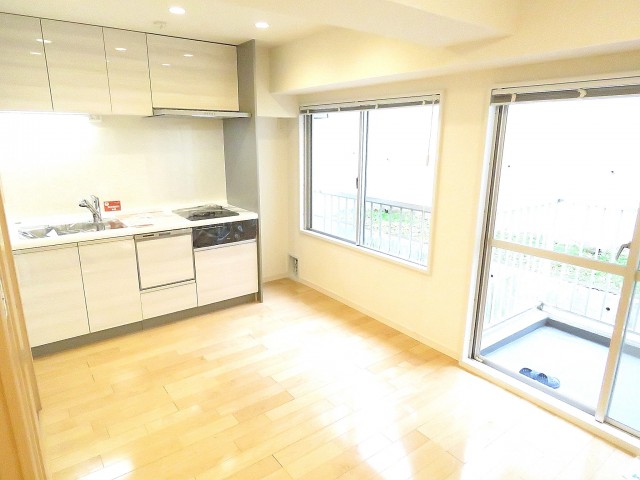 ロイヤルハイツ三田　LDK約8.6帖