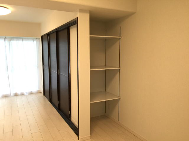 ロイヤルハイツ三田　リビングダイニングキッチン収納