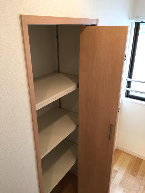 サンコート千歳台　廊下収納