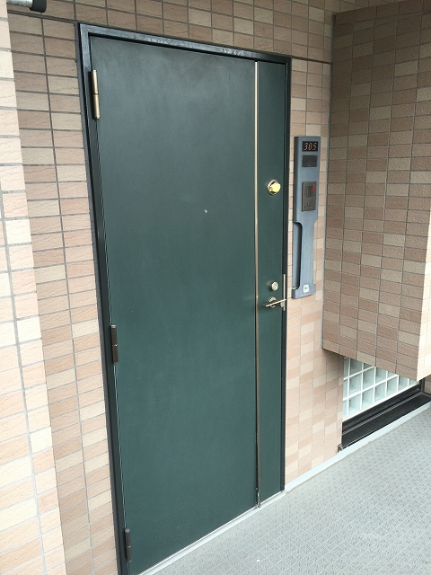 モア・クレスト荻窪　玄関前