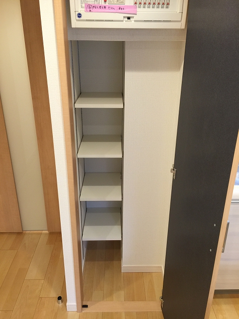 モア・クレスト荻窪　リビングダイニングキッチン収納