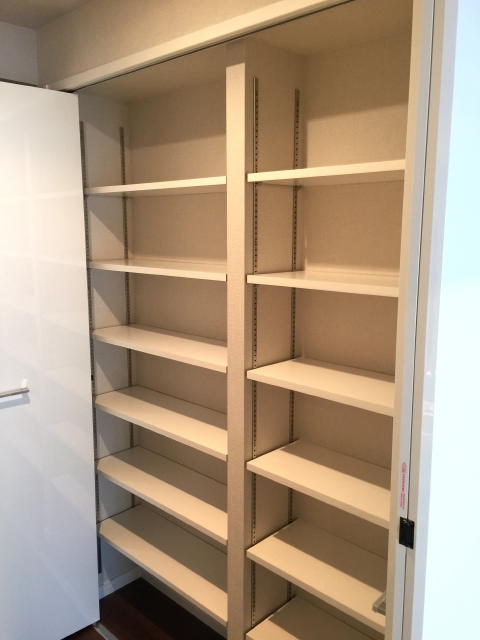 パレ駒場　リビングダイニングキッチン収納