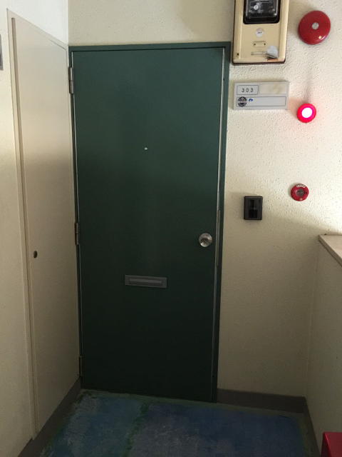 大京町サンハイツ　玄関前