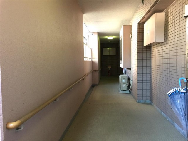 クリオ八幡山壱番館　１F外階段