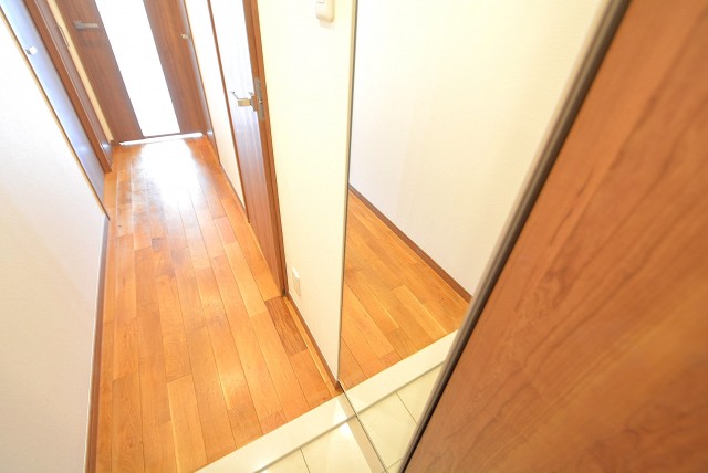 パレス三條 玄関