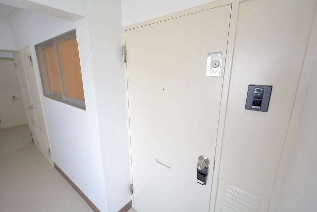 パレス三條 玄関