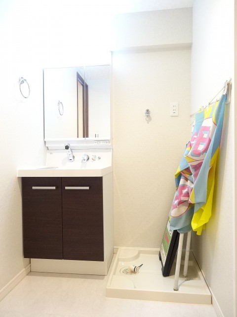 グランドメゾン碑文谷　洗面化粧台と洗濯機置場