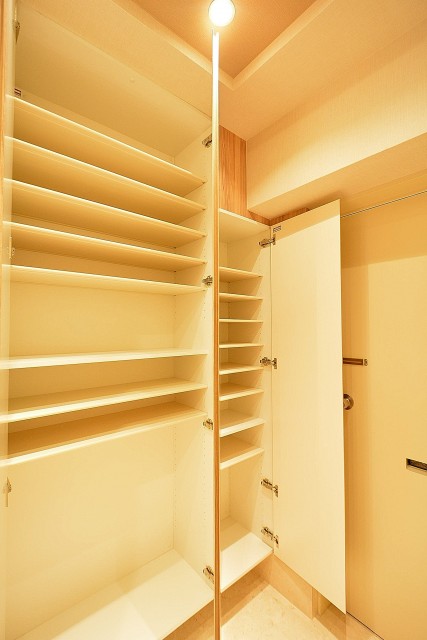 代官山マンション　シューズBOX