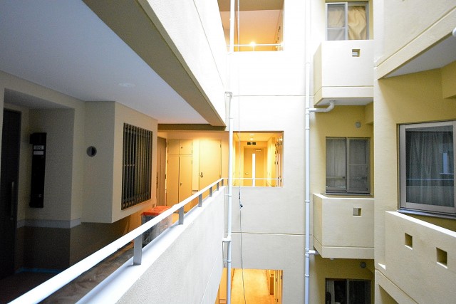 ジェイパーク渋谷神泉　共用廊下吹き抜け