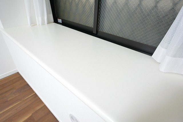 ライオンズマンション乃木坂　7.0帖のベッドルーム　出窓