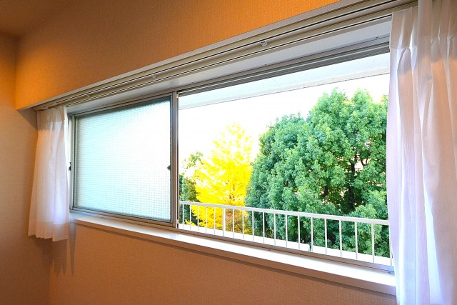 代官山マンション　ベッドルーム①窓