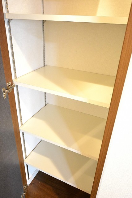 マートルコート奥沢　廊下の物入れ