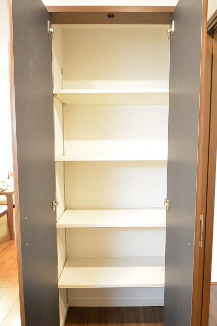 マートルコート奥沢　キッチン物入れ