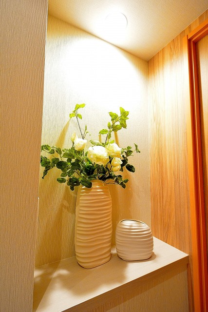 代官山マンション　廊下の飾り棚