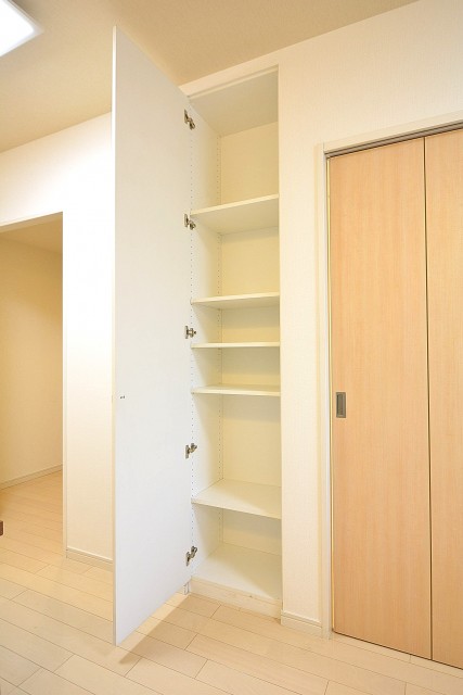 レグノ・スイート三軒茶屋　物入れ