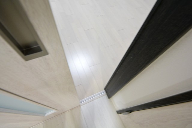 秀和奥沢レジデンス　洋室へ