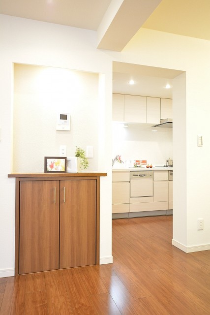 マートルコート奥沢　電話台とキッチン出入口