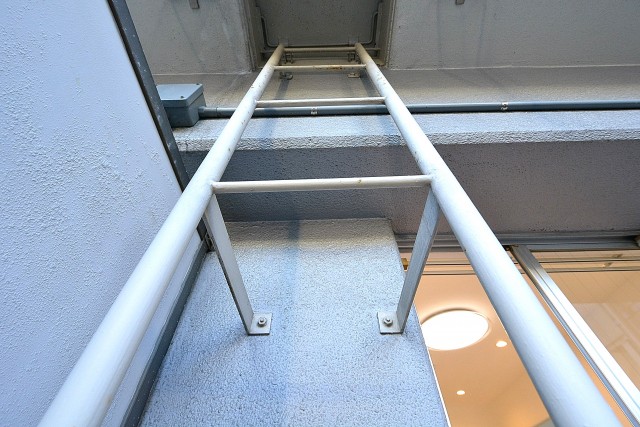ルミネ日本橋　バルコニーのハシゴ