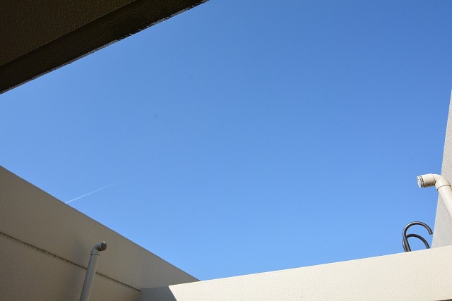 サンハイツ北新宿　バルコニーから上を見あげる