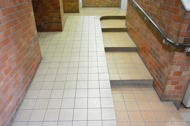 ニックハイム中目黒　エントランス内スロープ