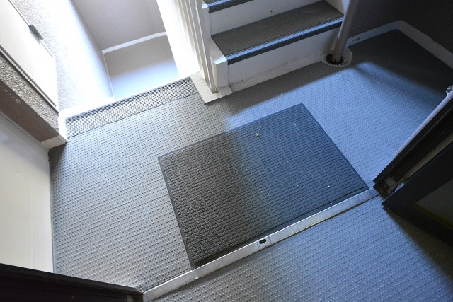 北の丸ビル　玄関前