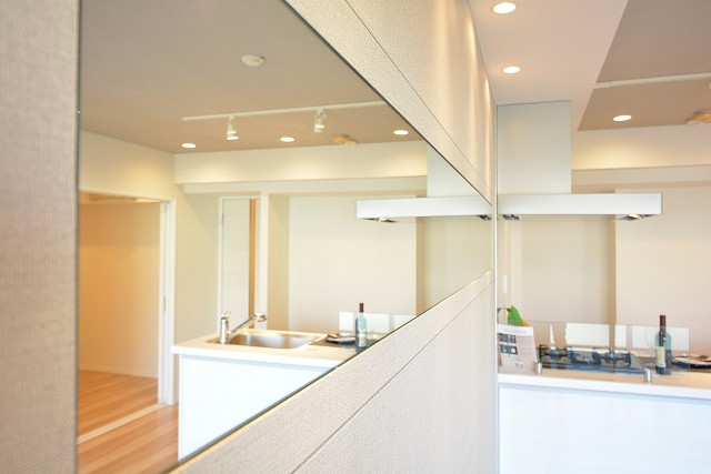 アイビハイツ南品川　LDK壁面の鏡