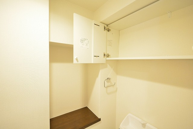 ブリリアンス五反田　吊戸棚とカウンター