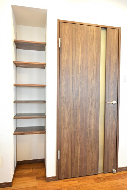 大森ロイヤルハイツ　ＬＤＫ内の収納棚