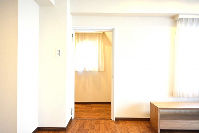 大森ロイヤルハイツ　廊下へ