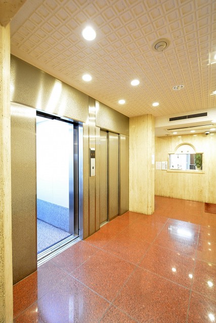 ドミール南青山　エレベーターホール
