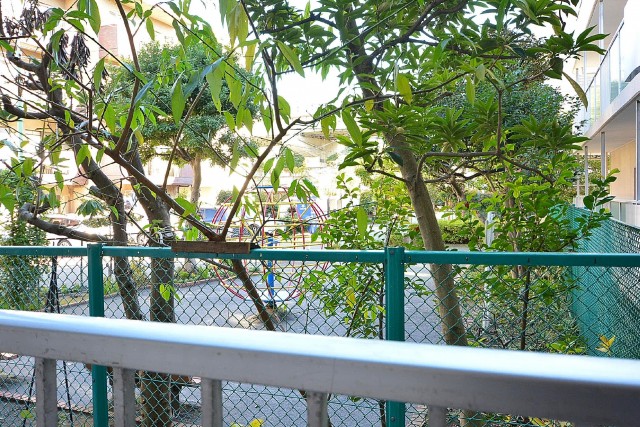 玉川スカイハイツ　玄関前は公園