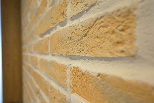 マンション目黒苑　廊下壁面のタイル