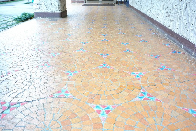 秀和奥沢レジデンス　タイル敷きのアプローチ