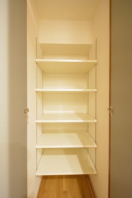 南進マンション　廊下収納