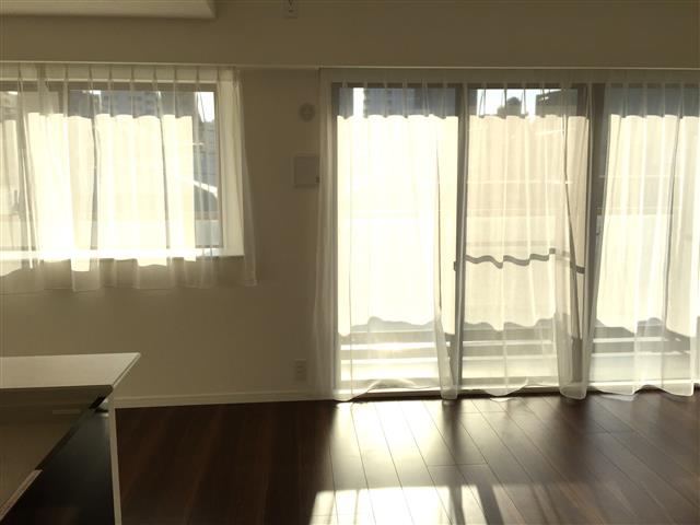 サンマンションアトレ新宿戸山　リビングダイニングキッチンへ