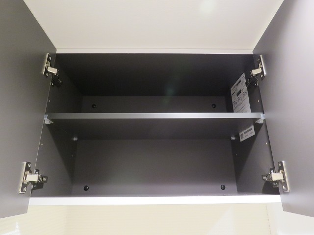 日興ロイヤルパレス元麻布　トイレ上の吊戸棚