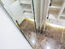 アルス目黒学芸大学弐番館　玄関ホールの鏡