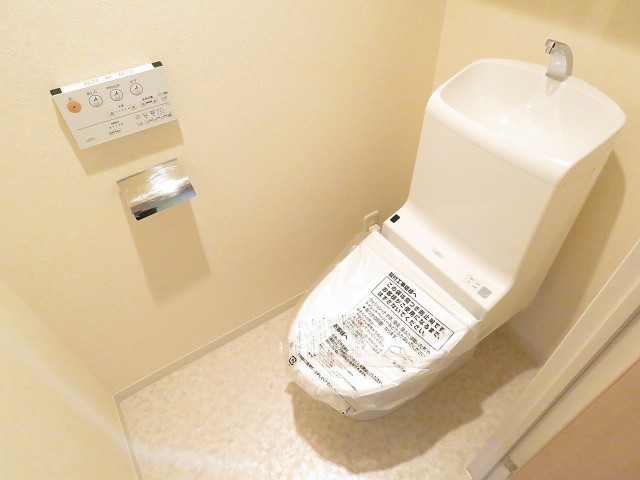 レグノ・スイート三軒茶屋　ウォシュレット付きトイレ