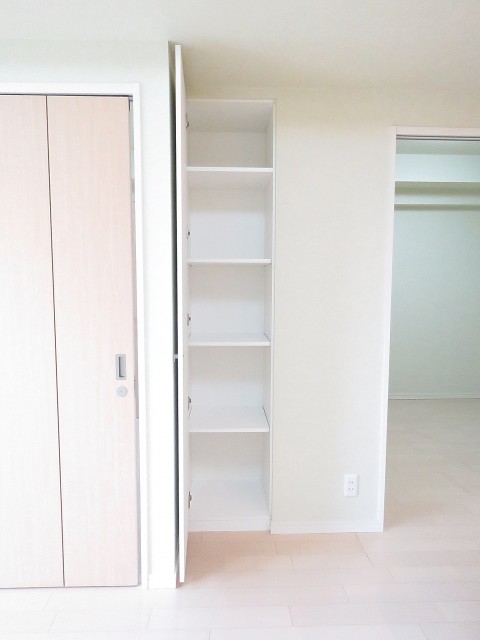 レグノ・スイート三軒茶屋　ＬＤＫ物入れ