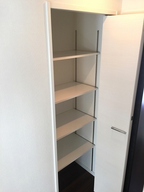 ハイネス小石川　リビングダイニングキッチン収納