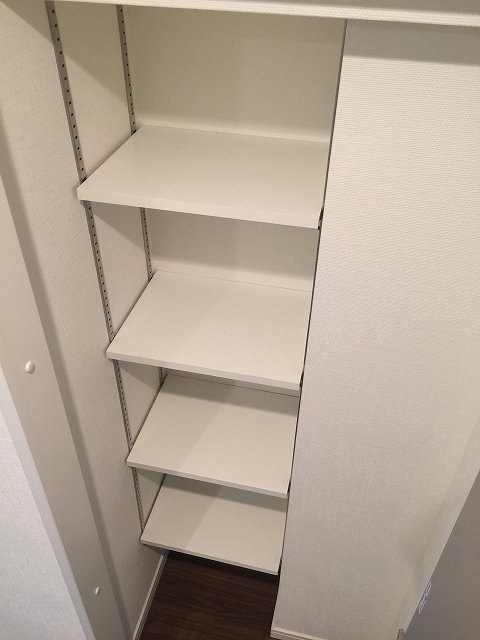 東京マスタープレイス　廊下収納