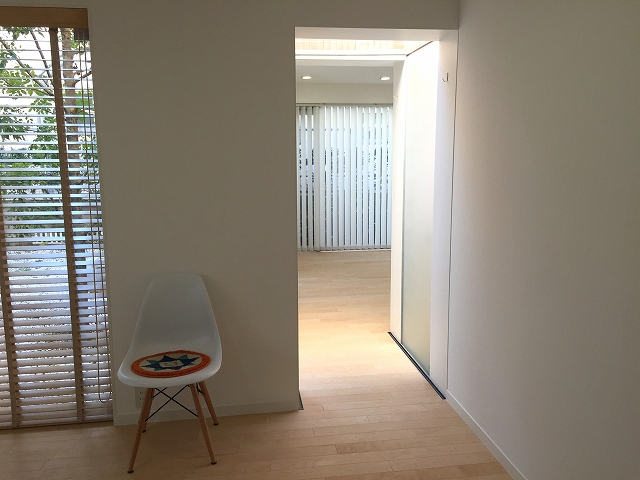 ガーデンコート成城ＵＮＩＴＥＤ　ＣＵＢＥＳ　ダイニングキッチンへ