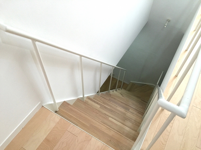 ガーデンコート成城ＵＮＩＴＥＤ　ＣＵＢＥＳ　階段