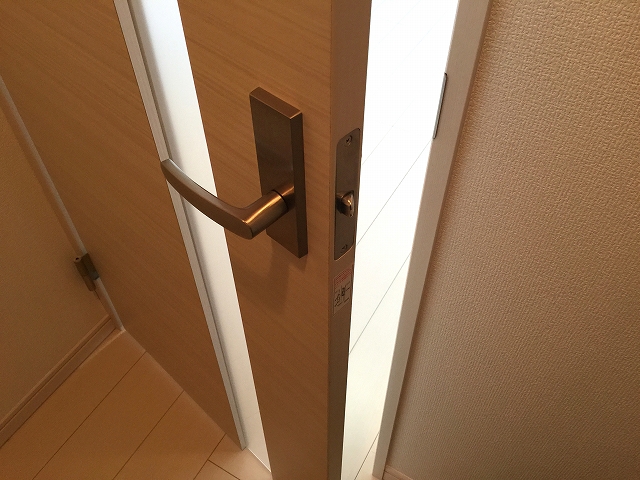 日興マンション新中野　リビングダイニングキッチンへ