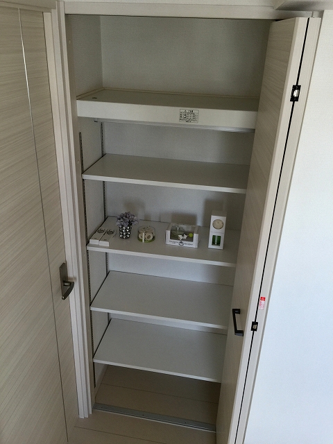 日興マンション新中野　リビングダイニングキッチン収納