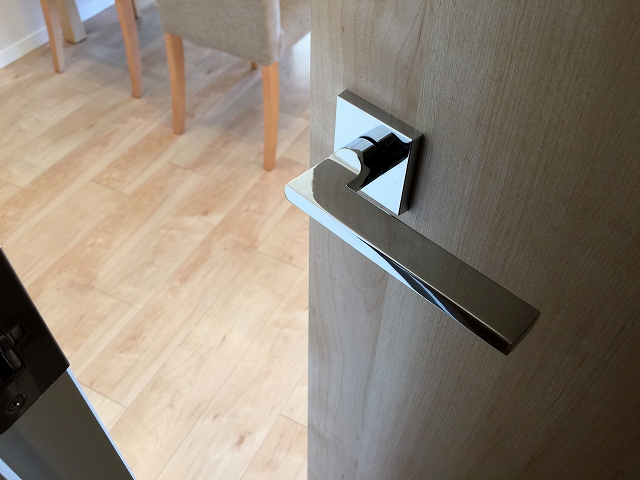 ガーデン堀ノ内住宅　リビングダイニングへ