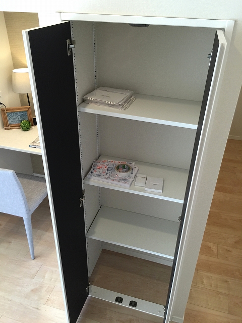 ガーデン堀ノ内住宅　リビングダイニング収納