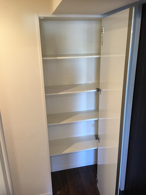 グランドベイス世田谷ガーデン　廊下収納